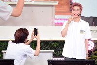 超スッパ汁を飲もうとするシューヤ（右）と、撮影係のリョウガ（左）。