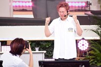 “超スッパ汁”を飲んだシューヤ（右）と、撮影係のリョウガ（左）。