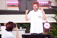 “超スッパ汁”を飲んだシューヤ（右）と、撮影係のリョウガ（左）。