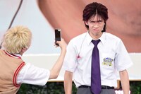 “超スッパ汁（激甘汁）”を飲んだリョウガ（右）と、撮影係のユーキ（左）。