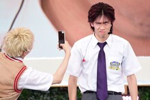 “超スッパ汁（激甘汁）”を飲んだリョウガ（右）と、撮影係のユーキ（左）。