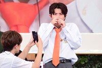 超スッパ汁を飲んだハル（右）と、撮影係のタカシ（左）。