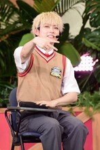 中国語で自己紹介をするユーキ。