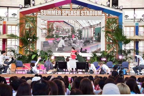 全員でズッコケる超特急。