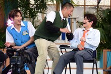 ハル（右）のツッコミに感謝する団長先生（中央）。