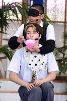 タカシ（手前）と団長先生による、かき氷食べさせ競争のデモンストレーションの様子。