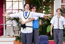 「かき氷食べさせ競争」に勝利し、タイタニックスタイルで喜びを分かち合うカイとアロハ。