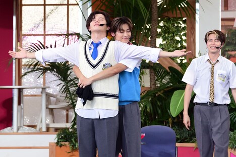 「かき氷食べさせ競争」に勝利し、タイタニックスタイルで喜びを分かち合うカイとアロハ。