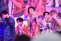 「Typhoon」のパフォーマンスの様子。