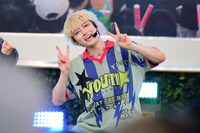 「ベタでーす！」ポーズのユーキ。