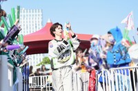 水鉄砲を手に観覧エリアを駆けるタクヤ。