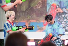 アロハ（右）に水をかけるユーキ（左）。