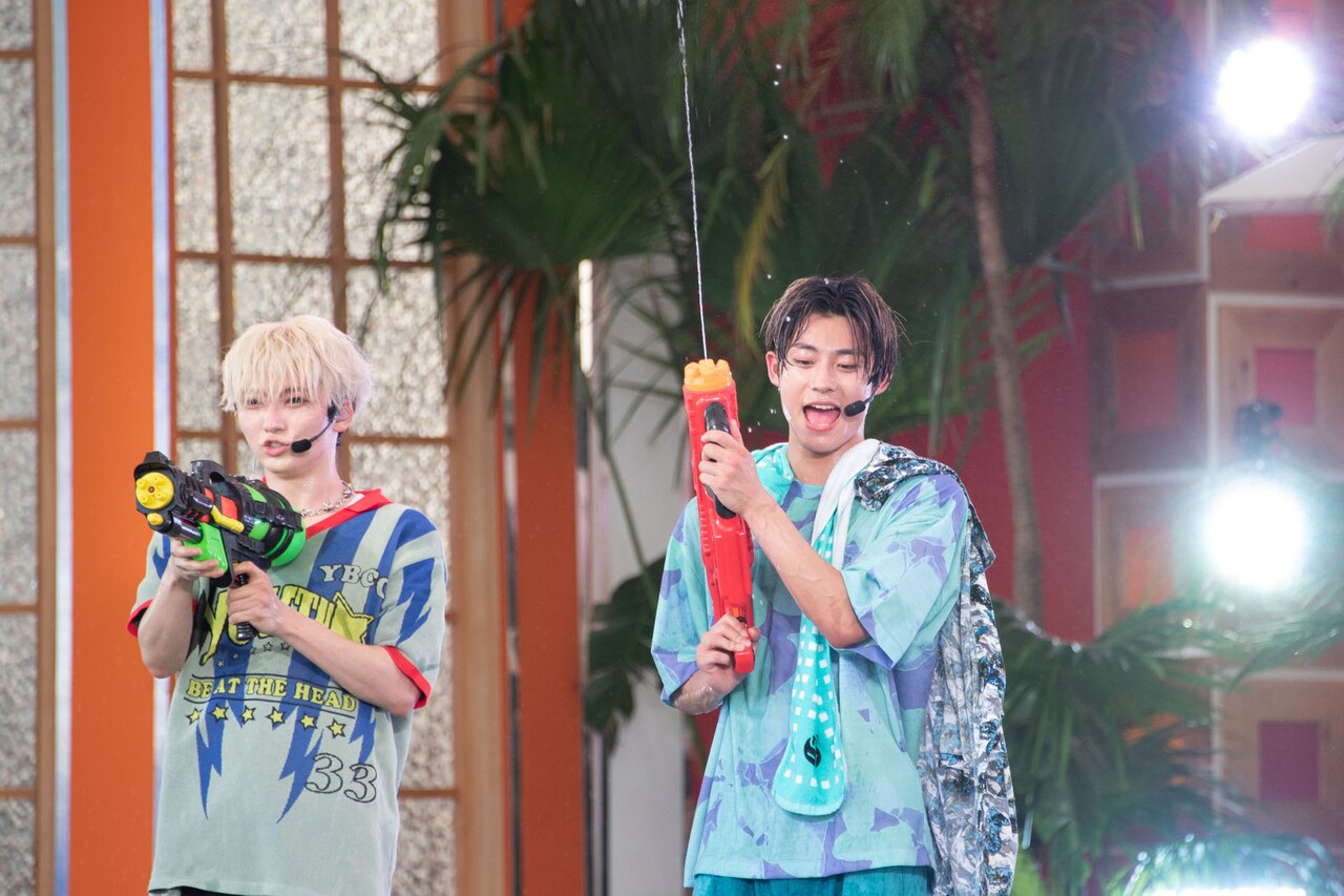 客席に水をかけるユーキとアロハ。 - 超特急「ふじびじ」6年ぶり開校