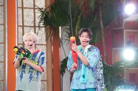 客席に水をかけるユーキとアロハ。