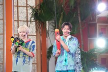 客席に水をかけるユーキとアロハ。