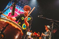 太鼓を叩く吉田結威（G, Vo）。（撮影：白石達也）