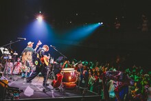 吉田山田「吉田山田盆踊り2023～渋谷編～」の様子。（撮影：白石達也）