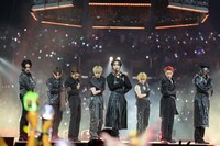 オープニングで「WONDERLAND (Symphony No.9 “From The Wonderland”)」を披露したATEEZ。 (c)CJ ENM Co., Ltd, All Rights Reserved