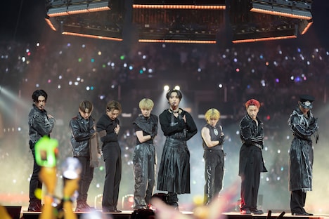 オープニングで「WONDERLAND (Symphony No.9 “From The Wonderland”)」を披露したATEEZ。 (c)CJ ENM Co., Ltd, All Rights Reserved