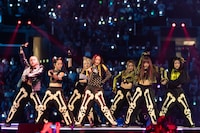 オープニングで2NE1「I AM THE BEST」をカバーしたXG。 (c)CJ ENM Co., Ltd, All Rights Reserved