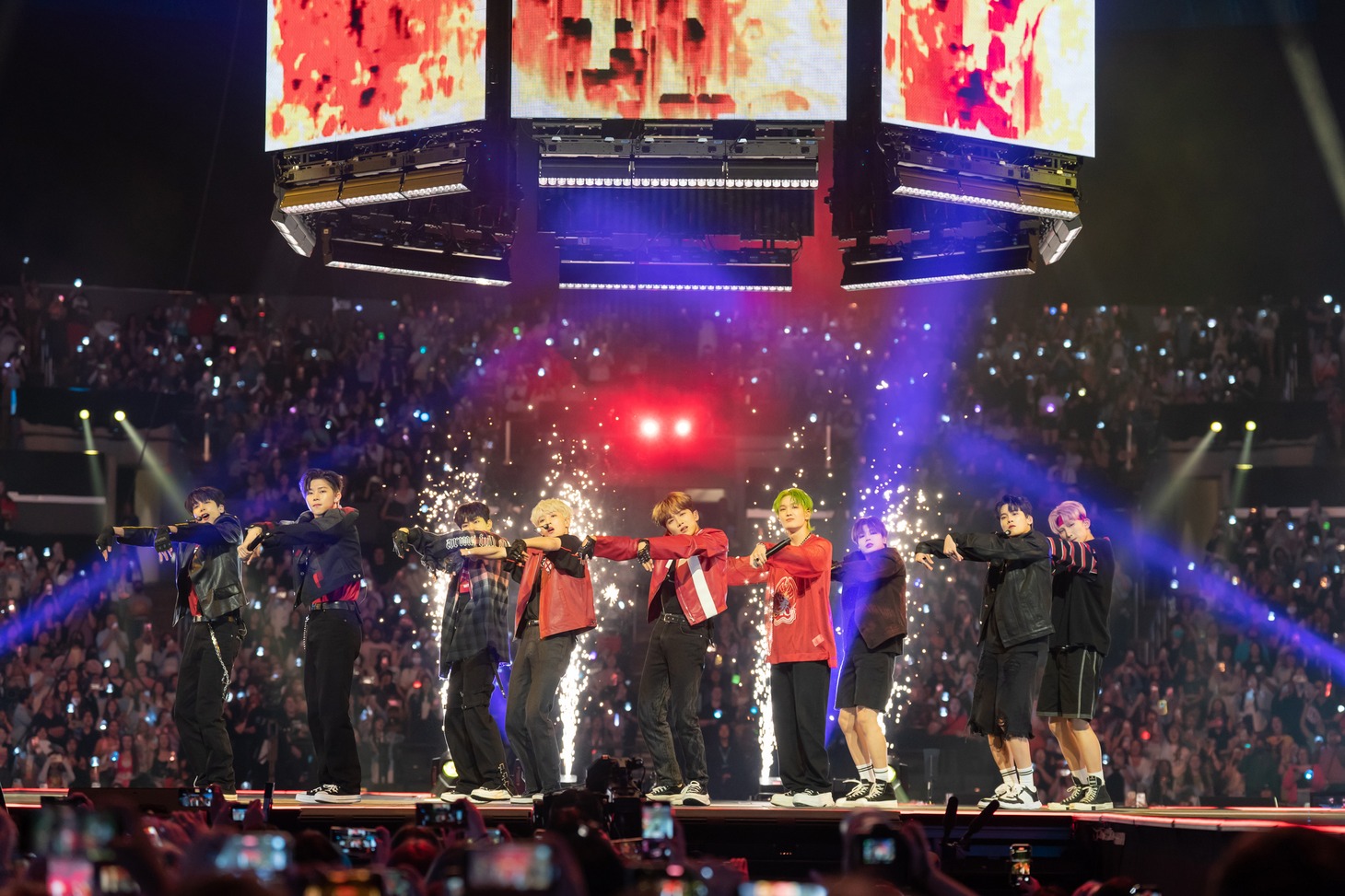 オープニングでBTS「FIRE」をカバーしたxikers。 (c)CJ ENM Co., Ltd, All Rights Reserved