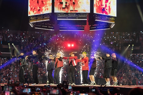 オープニングでBTS「FIRE」をカバーしたxikers。 (c)CJ ENM Co., Ltd, All Rights Reserved