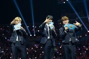 「KCON」ポーズをするZEROBASEONEのソク・マシュー、ソン・ハンビン、キム・テレ。 (c)CJ ENM Co., Ltd, All Rights Reserved