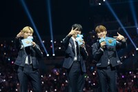 「KCON」ポーズをするZEROBASEONEのソク・マシュー、ソン・ハンビン、キム・テレ。 (c)CJ ENM Co., Ltd, All Rights Reserved