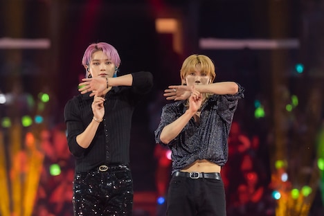 「Baby Don't Stop」を踊るテヨン（NCT 127）＆テン（WayV）。(c)CJ ENM Co., Ltd, All Rights Reserved