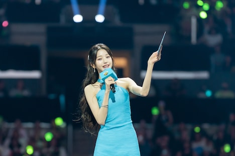 DAY1の司会を務めたIVEのウォニョン。(c)CJ ENM Co., Ltd, All Rights Reserved