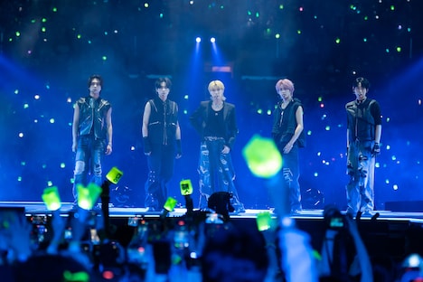 オープニングでは「KCON」のシグネチャーソング「POPPIA」を披露したWayV。(c)CJ ENM Co., Ltd, All Rights Reserved