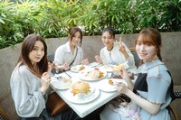 食事を楽しむ小林由依、齋藤冬優花、山崎天、守屋麗奈（左から）。（撮影：上山陽介）