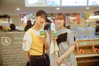 井上梨名（左）と守屋麗奈（右）のツーショット。（撮影：上山陽介）