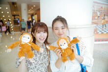 ぬいぐるみを持った武元唯衣（左）と山崎天（右）。（撮影：上山陽介）