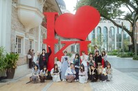 集合写真を撮る櫻坂46メンバー。（撮影：上山陽介）