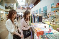 ショッピングを楽しむ上村莉菜（左）と幸阪茉里乃（右）。（撮影：上山陽介）