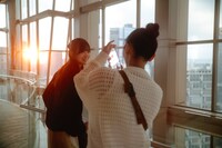 スマホで撮られる田村保乃。（撮影：上山陽介）