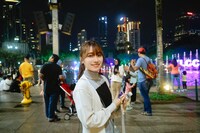 夜の街を歩く守屋麗奈。（撮影：上山陽介）