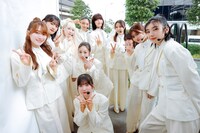 白い衣装でそろえた櫻坂46。（撮影：上山陽介）