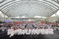 観客と一緒に記念撮影する櫻坂46。（撮影：上山陽介）