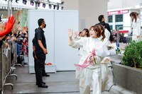 手を振ってステージを去る櫻坂46。（撮影：上山陽介）