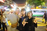 夜の街を楽しむ山崎天、井上梨名、松田里奈。（撮影：上山陽介）