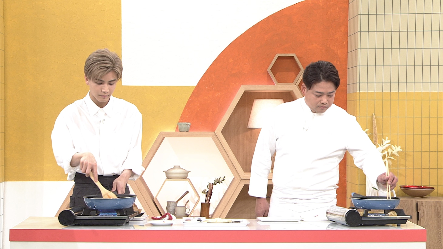 「お手軽丼」の調理に挑む岩田剛典（左）。（写真提供：NHK）