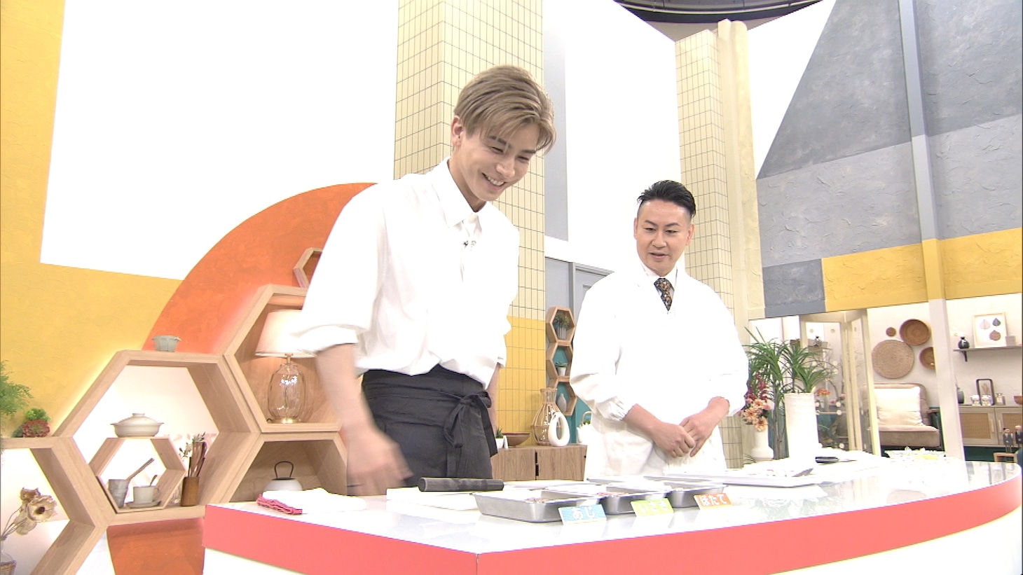 「お手軽丼」の調理に挑む岩田剛典（左）。（写真提供：NHK）