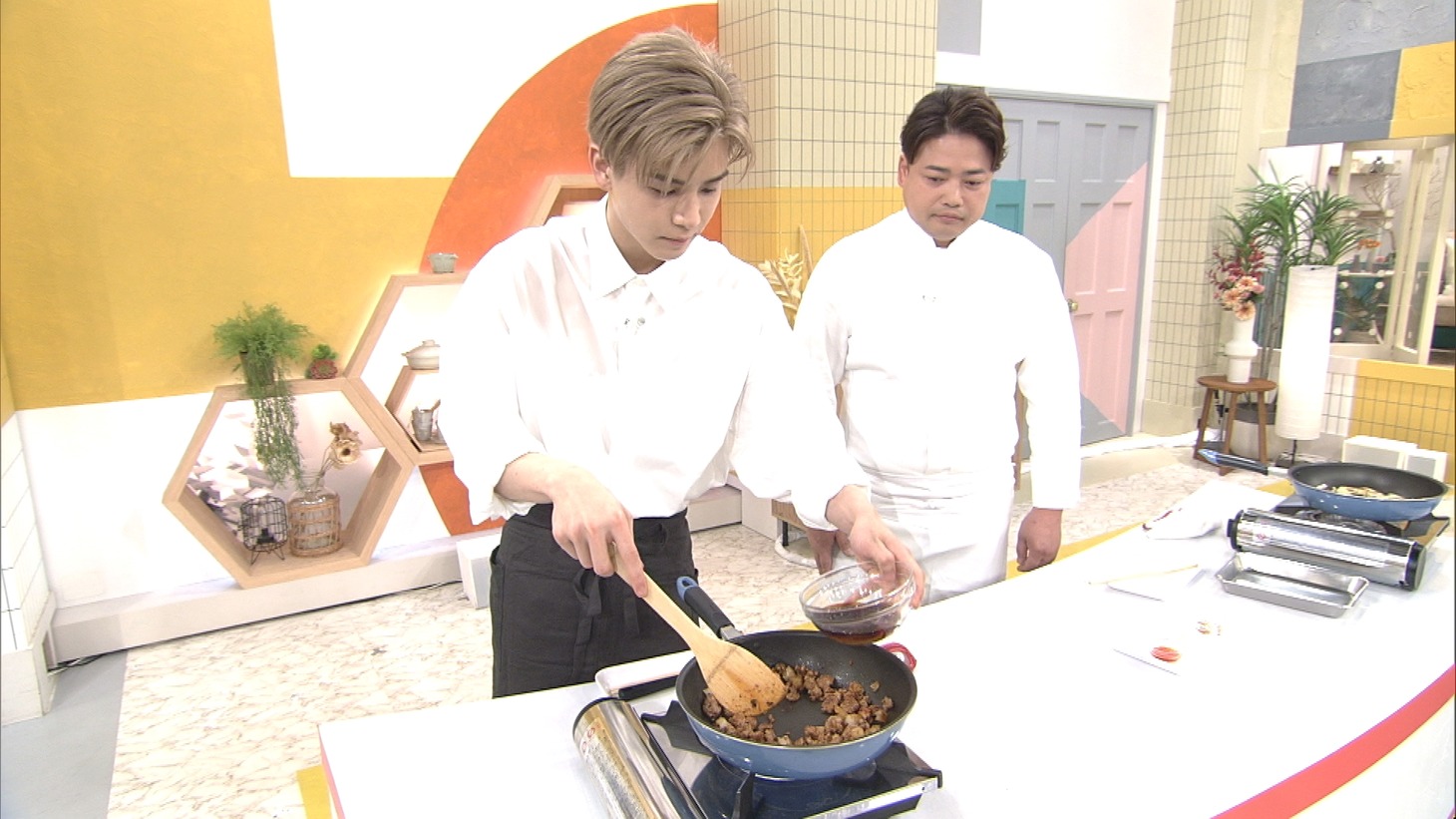 「お手軽丼」の調理に挑む岩田剛典（左）。（写真提供：NHK）