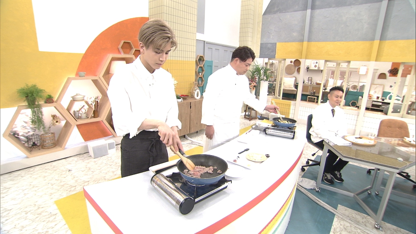 「お手軽丼」の調理に挑む岩田剛典（左）。（写真提供：NHK）