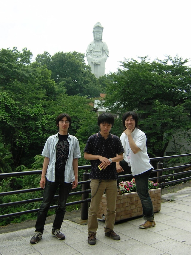 中田裕二（中央）21歳の頃。左が永田貴樹（B）、右が小寺良太（Dr）。椿屋四重奏オリジナルメンバー3人がそろう。