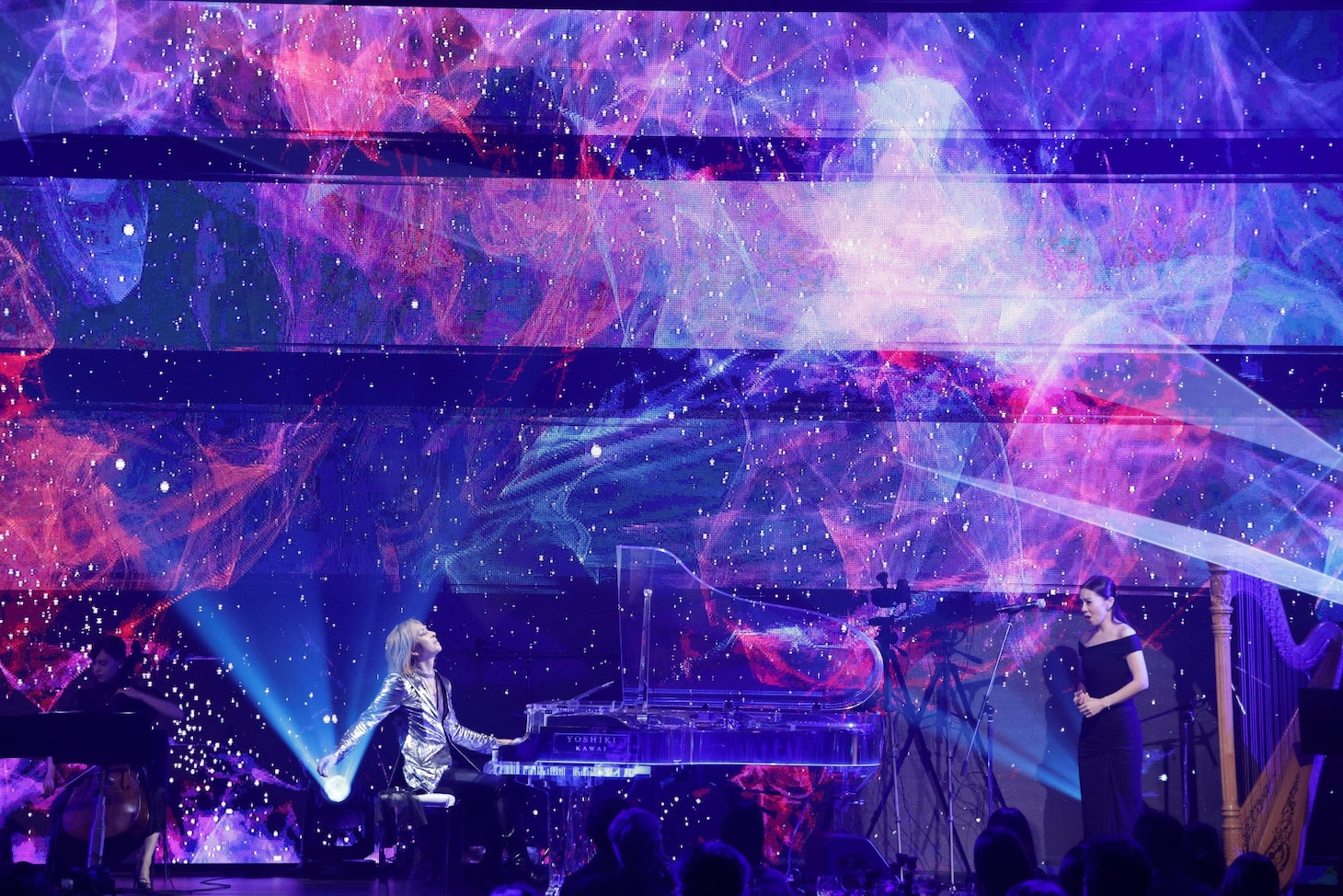 YOSHIKIとシンガーのコラボの様子。