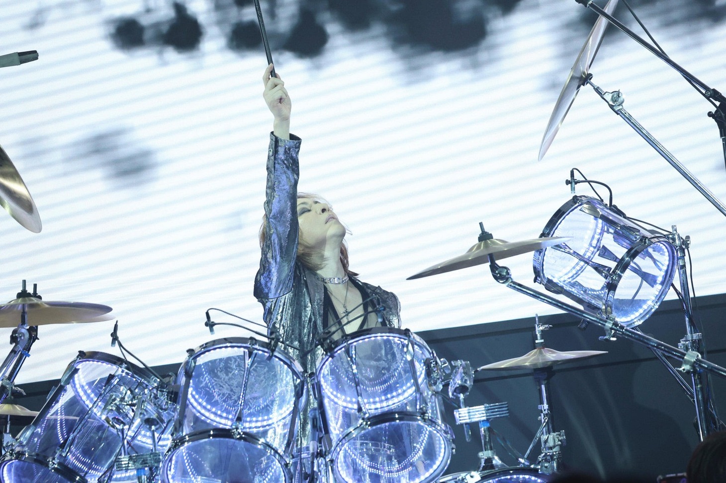 ドラムソロ中のYOSHIKI。