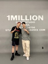 K-POPのダンススタジオを訪問したRYOKI（左）。